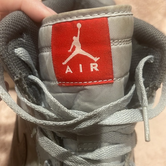 Men's Air Jordan 1 Retro High Wolf Grey AA3993-027 - Picture 9 of 12